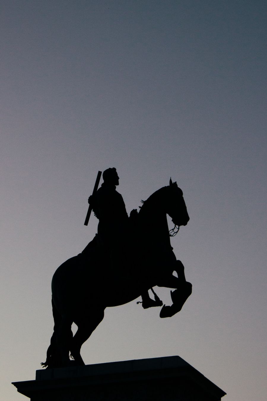 estatua a contraluz